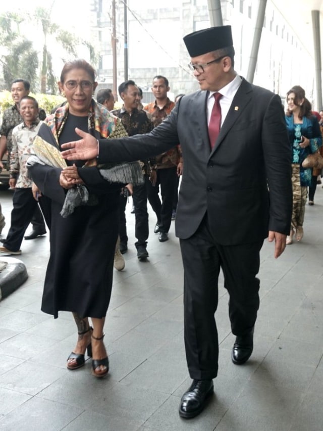 Menteri Kelautan dan Perikanan yang baru Edhy Prabowo (kanan) berjalan bersama Susi Pudjiastuti saat akan meghadiri Serah Terima Jabatan.  Foto: Iqbal Firdaus/kumparan 