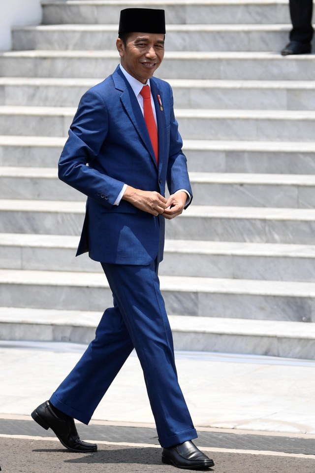 Presiden Joko Widodo bersiap foto bersama dengan Kabinet Indonesia Maju di beranda Istana Merdeka, Jakarta.  Foto:  ANTARA FOTO/Puspa Perwitasari