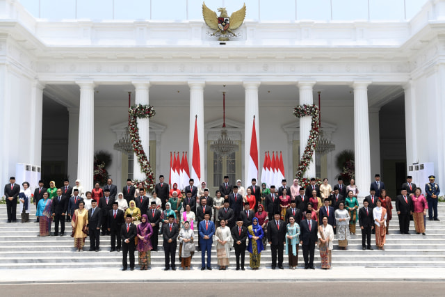 Presiden Joko Widodo didampingi Wapres Ma'ruf Amin berfoto bersama jajaran menteri Kabinet Indonesia Maju yang baru dilantik dengan didampingi istri dan suami mereka di Istana Merdeka, Jakarta Foto: ANTARA FOTO/Puspa Perwitasari