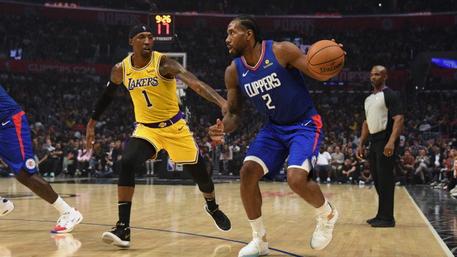 Bintang LA Clippers, Kawhi Leonard, berhadapan dengan penggawa LA Lakers, Kentavious Caldwell-Pope.  Foto: Kirby Lee-USA TODAY Sports