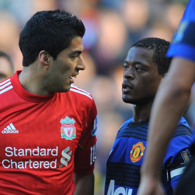 Luis Suarez dan Patrice Evra. Foto: ANDREW YATES / AFP