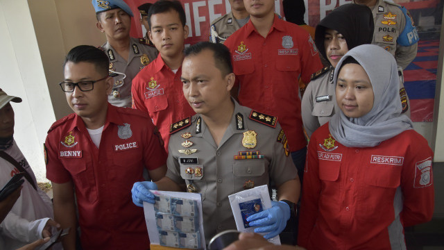 Kapolres Bogor AKBP M Joni menunjukkan tersangka dan barang bukti jaringan perdagangan manusia dengan modus prostitusi online di Kabupaten Bogor. Foto: Dok. Polres Bogor