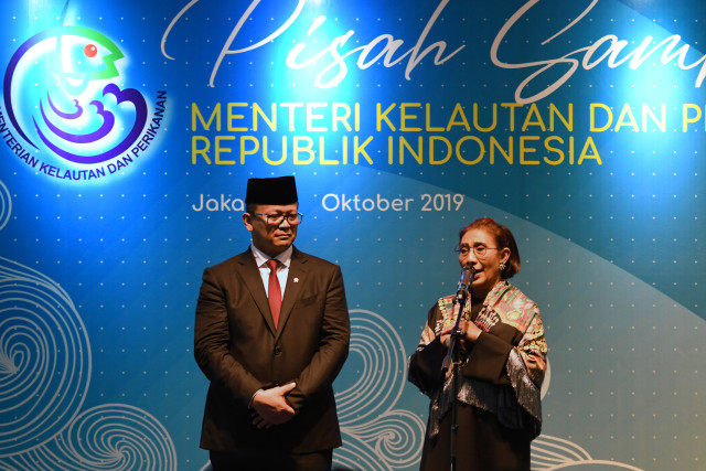 Mantan Menteri Kelautan dan Perikanan Susi Pudjiastuti (kanan) dan Menteri Kelautan dan Perikanan Edhy Prabowo di acara Sertijab di KKP, Jakarta.  Foto: ANTARA FOTO/Aditya Pradana Putra