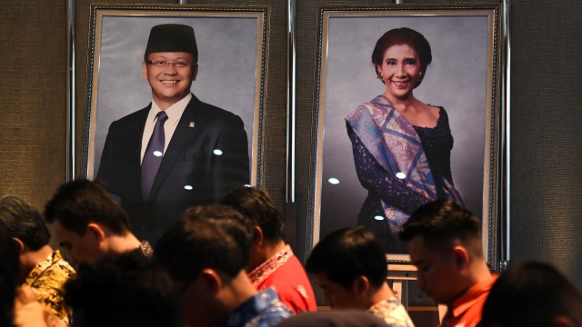 Foto Mantan Menteri Kelautan dan Perikanan Susi Pudjiastuti (kanan) dan Menteri Kelautan dan Perikanan Edhy Prabowo di acara Sertijab di KKP, Jakarta.  Foto: ANTARA FOTO/Aditya Pradana Putra