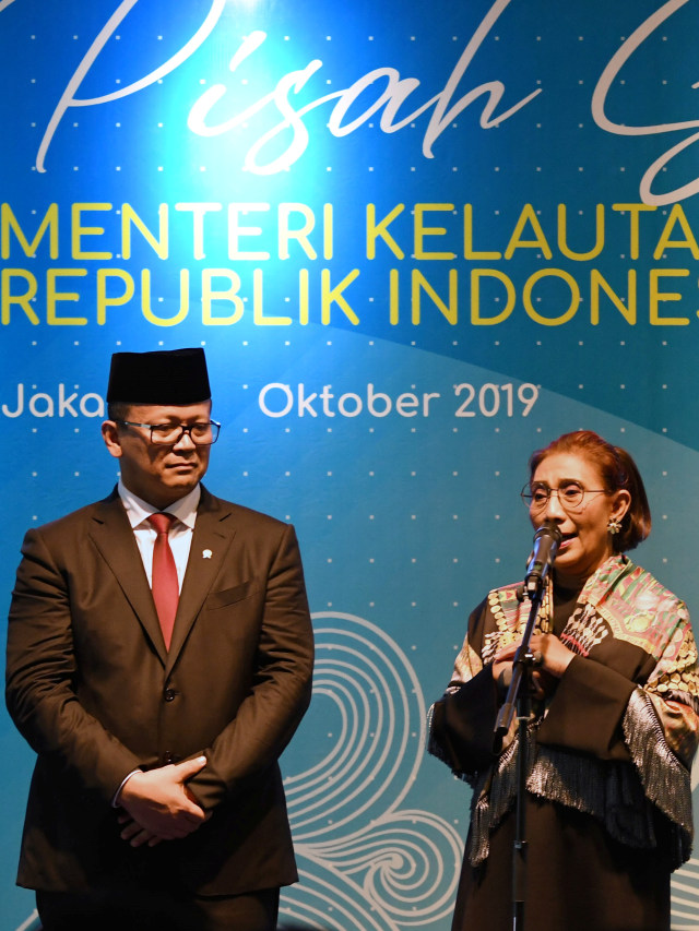 Mantan Menteri Kelautan dan Perikanan Susi Pudjiastuti (kanan) dan Menteri Kelautan dan Perikanan Edhy Prabowo di acara Sertijab di KKP, Jakarta.  Foto: ANTARA FOTO/Aditya Pradana Putra