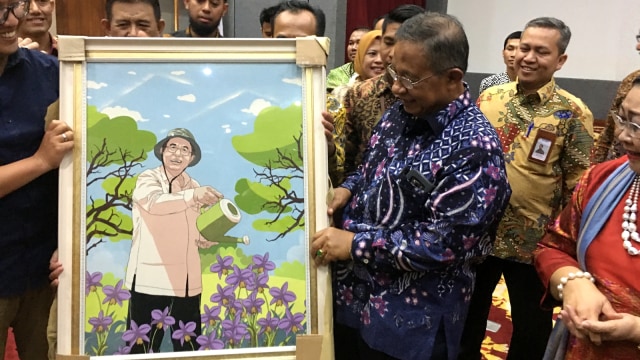 Mantan Menko Perekonomian Darmin Nasution menerima cinderamata dari para wartawan. Foto:  Nicha Muslimawati/kumparan