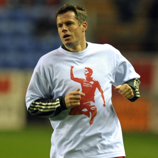 Jamie Carragher menggunakan kaus bergambar Luis Suarez. Foto: Twitter / @anythinglfc_