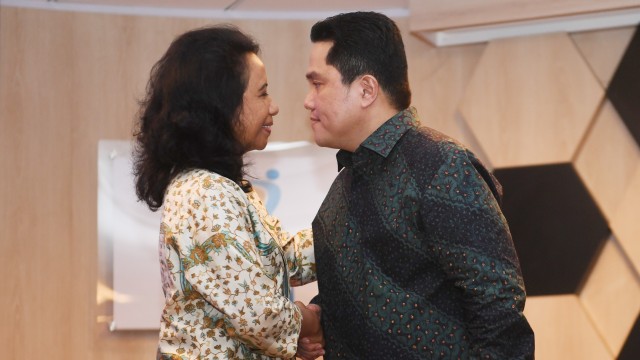 Menteri BUMN Erick Thohir (kanan) berjabat tangan dengan Rini Soemarno, saat serah terima jabatan di Kementerian BUMN, Jakarta. Foto: ANTARA FOTO/Akbar Nugroho Gumay