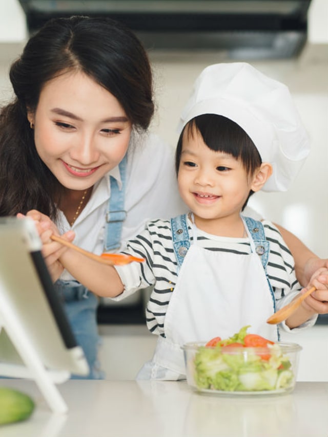 Ilustrasi ibu dan balita di dapur. Foto: Shutterstock