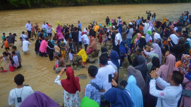 Ratusan warga di Desa Pangi, Kabupaten Bone Bolango menggelar mandi massal. Rabu, (23/10). Foto : Dok Banthayo.id 