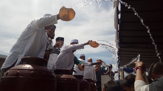 Prosesi mandi safar atau mahodo safar di Ternate. Foto: Rajif Duchlun/cermat