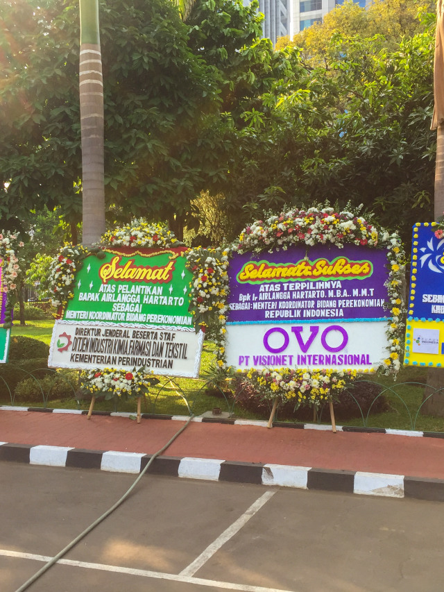 Susana karangan bunga di Kemenko Perekonomian, Jakarta. Kamis (24/10/2019). Foto: Abdul Latif/kumparan
