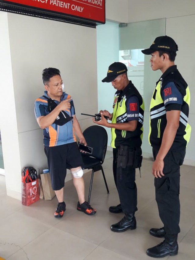 Pengendara sepeda yang menjadi korban begal di Bintaro saat dimintai keterangan oleh petugas keamanan setempat. Foto: Dok. Istimewa