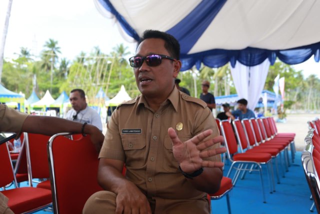 Kadispar Kabupaten Raja Ampat, Yusdi Lamatenggo saat diwawancari kumparan di Pantai Waisai Torang Cinta, Raja Ampat, Selasa (22/10). Foto: Aria Saankhyadi/kumparan