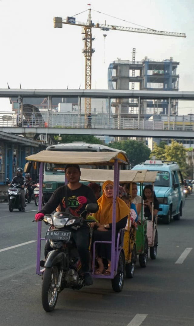 Odong-odong yang masih beroperasi di daerah Bidara Cina, Jatinegara, Jakarta Timur. Foto: Iqbal Firdaus/kumparan