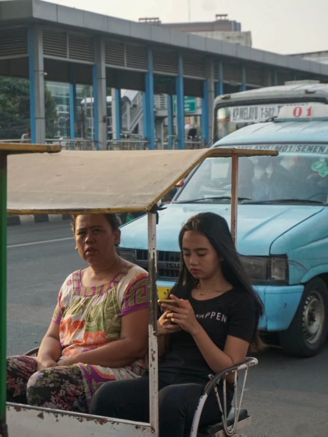 Ibu-ibu yang menaiki odong-odong di daerah Bidara Cina, Jatinegara, Jakarta Timur. Foto: Iqbal Firdaus/kumparan