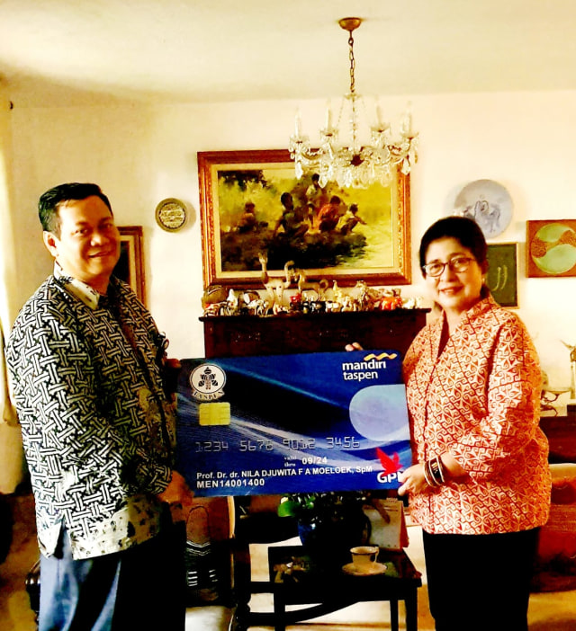 Menteri Kesehatan periode 2014 - 2019 Nila Moeloek menerima manfaat THT dan pensiun. Foto: dok. Taspen