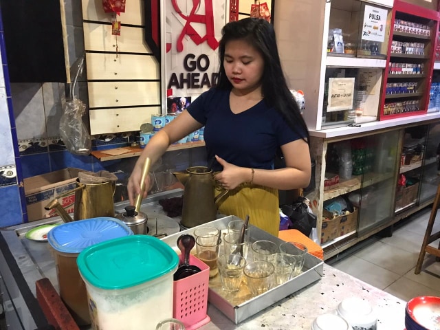 Seorang barista menyiapkan kopi untuk pelanggan. Foto: Teri/Hi!Pontianak