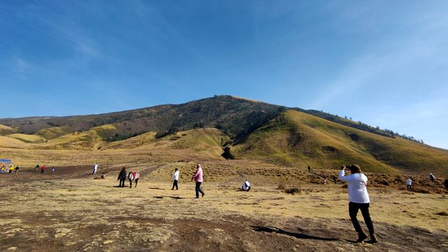 Tim kumparan yang berkesempatan menjajal OPPO RENO2, di Gunung Bromo, Malang, Jawa Timur. Foto: Fitra Andrianto/kumparan