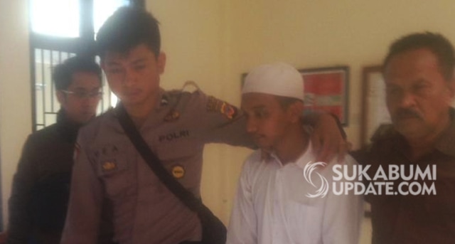 Terdakwa Rahmat saat akan menjalani sidang kasus pembunuhan Amelia Ulfah Supandi di Jalan Komplek Perkantoran Jajaway, Desa Citepus, Kecamatan Palabuhanratu, Kabupaten Sukabumi, Rabu (23/10/2019). | Sumber Foto:Istimewa.