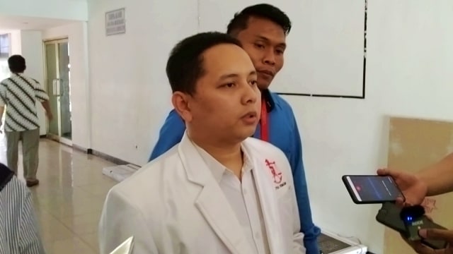 Kuasa hukum Jalih Pitung dan Januar Akbar, Pitra Romadoni di Polda Metro Jaya, Jakarta Selatan, Kamis (24/10). Foto: Fachrul Irwinsyah/kumparan