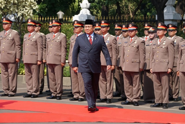 Menteri Pertahanan Prabowo Subianto disambut upacara jajar Kehormatan di Kementerian Pertahanan, Kamis (24/10). Foto: Irfan Adi Saputra/kumparan 