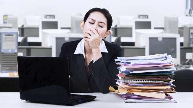 Ilustrasi perempuan mengantuk di tempat kerja. Foto: Shutter Stock 