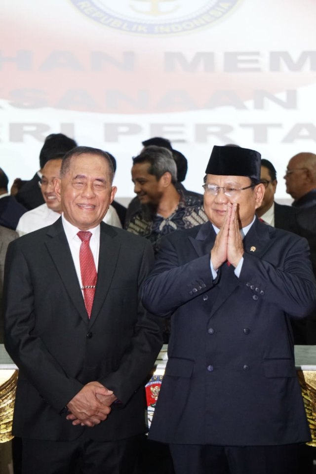 Menteri Pertahanan Prabowo Subianto (kanan) memberikan salam usai Sertijab di kementrian Pertahanan, Jakarta, Kamis (24/10). Foto: Irfan Adi Saputra/kumparan