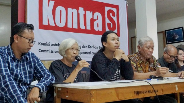 Konferensi pers Kontras terkait kecaman keras kepada Jokowi karena mengangkat Prabowo sebagai menteri, Kamis (24/10/2019).
Foto: Helmi Afandi/kumparan