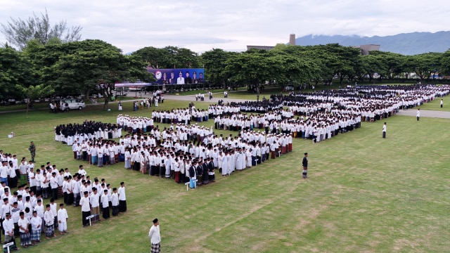 Upacara peringatan Hari Santri Nasional 2019 di Aceh yang dipusatkan di Lapangan Blang Padang, Banda Aceh, Kamis (24/10). Foto: Abdul Hadi/acehkini