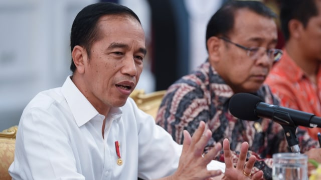 Presiden Joko Widodo (kiri) saat berdialog dengan wartawan kepresidenan di Istana Merdeka, Jakarta, Kamis (24/10/2019). Foto: ANTARA FOTO/Wahyu Putro A