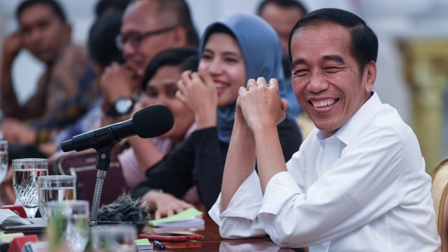 Presiden Joko Widodo (kanan) saat berdialog dengan wartawan kepresidenan di Istana Merdeka, Jakarta, Kamis (24/10/2019). Foto: ANTARA FOTO/Wahyu Putro A