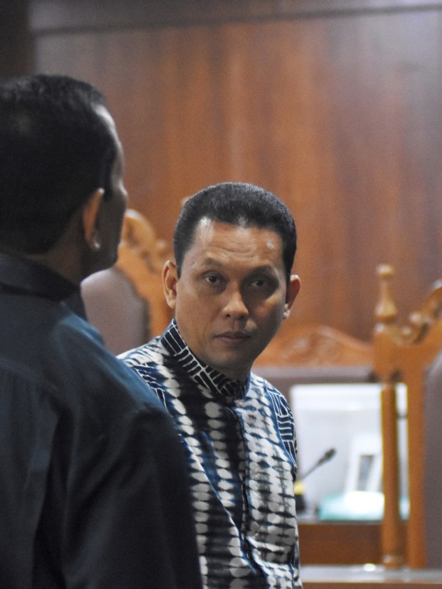 Terdakwa mantan staf PT Industri Telekomunikasi Indonesia atau PT INTI (Persero) Andi Taswin Nur (kanan) usai sidang perdana di Pengadilan Tipikor, Jakarta, (24/10). Foto: ANTARA FOTO/Indrianto Eko Suwarso