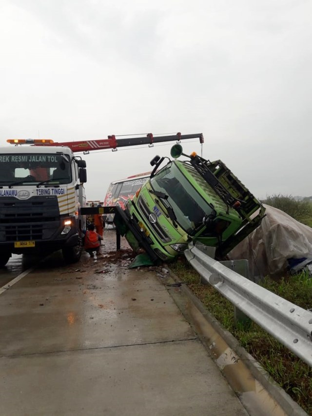 Kondisi kedua kendaraan usai bertabrakan di Tol Tebing Tinggi, Medan.
 Foto: Dok. Istimewa