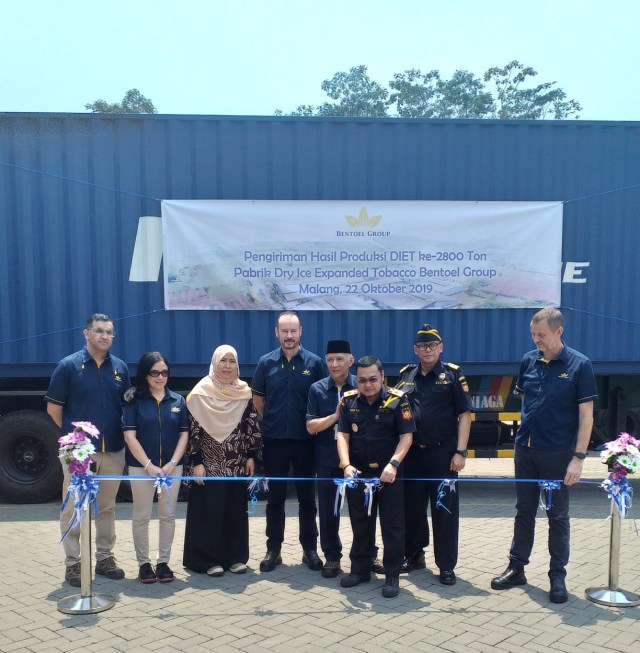 Prosesi pengiriman hasil produksi DIET milik Bentoel Group, Selasa (22/10). Foto dokumen.