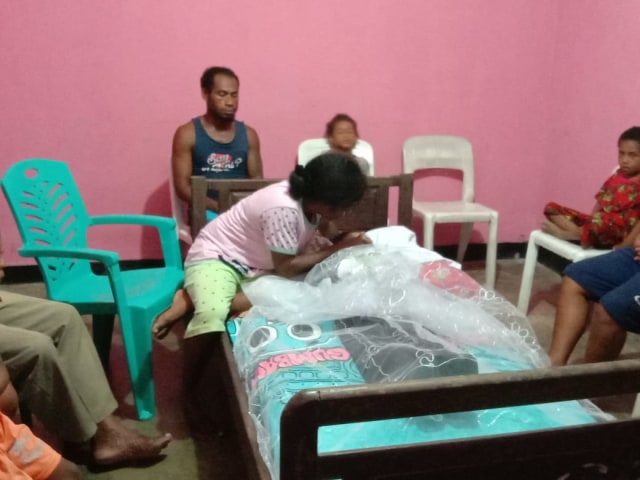 Maria Baransano saat melihat anaknya Gabriel Baransano sudah meninggal dunia, foto: Roli Kasamilale