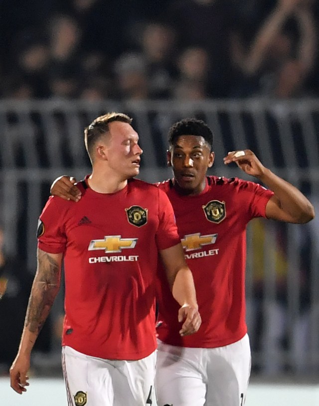 Anthony Martial merayakan gol ke gawang Partizan bersama Phil Jones. Foto: AFP/Andrej Isakovic