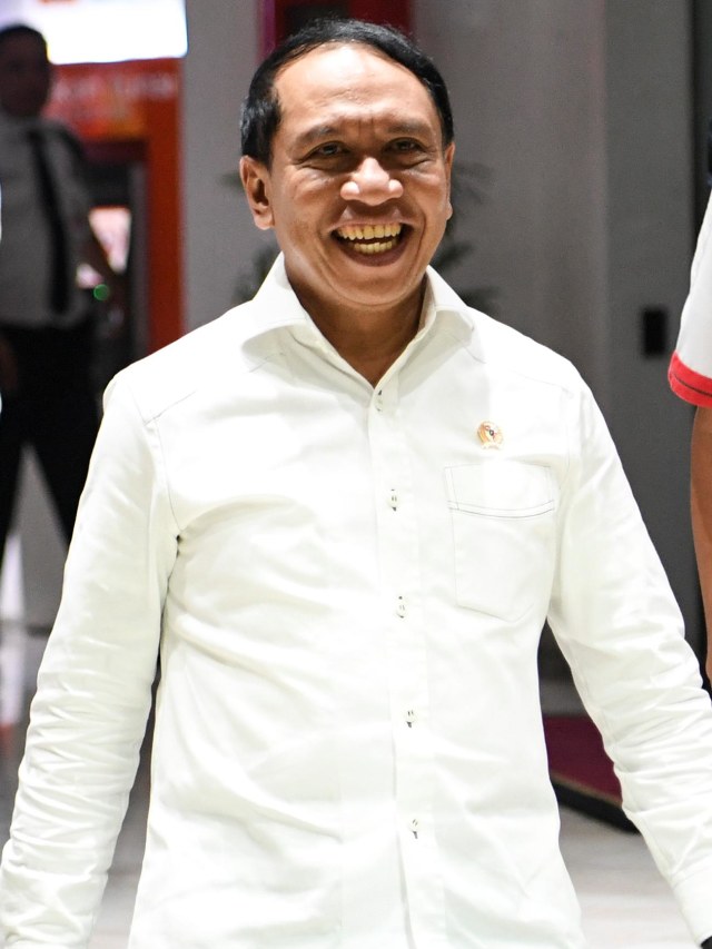 Menpora Zainudin Amali usai memberi keterangan pers terkait terpilihnya Indonesia menjadi tuan rumah Piala Dunia U-20 di Kemenpora, Jakarta, Kamis (24/10/2019) Foto: ANTARA FOTO/Hafidz Mubarak