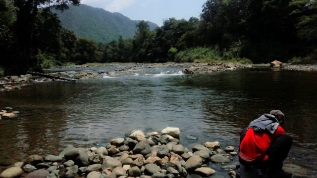 Air jernih di Sungai Desa Nateh dengah landscap Pegunungan Meratus, Kabupaten Hulu Sungai Tengah, Kalsel. Foto: Donny Muslim/banjarhits.id