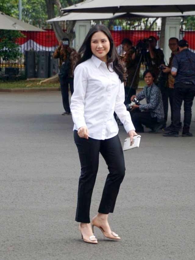 Angela Tanoe tiba di Istana Kepresidenan, Jakarta, Jumat (25/10/2019).
 Foto: Kevin S. Kurnianto/kumparan