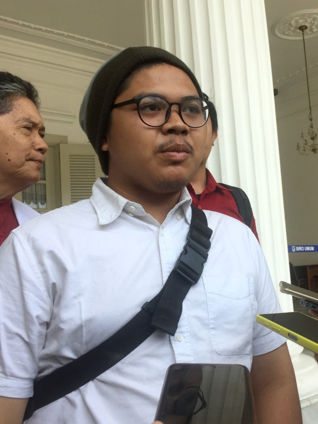 Mahasiswa Universitas Al-Azhar Faisal Amir saat berkunjung ke Balai Kota menemui Gubernur Anies Baswedan, Jakart Pusat, Jumat (25/10/2019). Foto: Darin Atiandina/kumparan