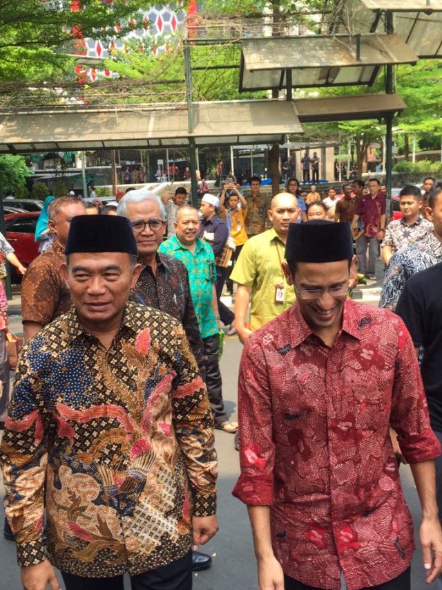 Muhadjir Effendy bersama Mendikbud Nadiem Makarim (kanan) di Kemendikbud usai salat jumat. Foto: Raga Imam/kumparan