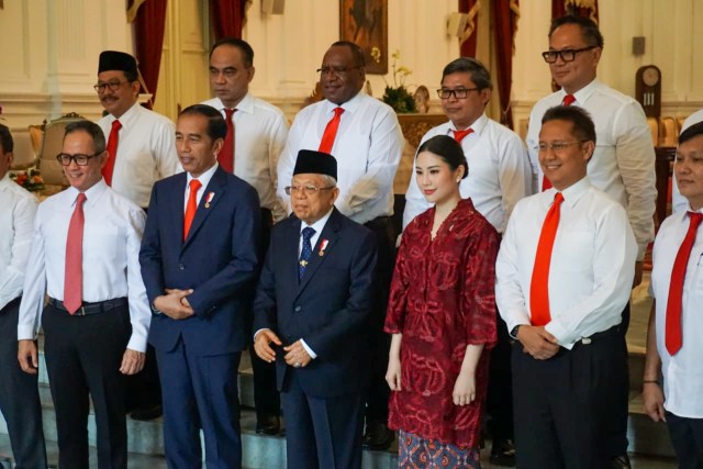 Presiden Jokowi kenalkan 12 wakil menteri. Foto: Fahrian Saleh/kumparan