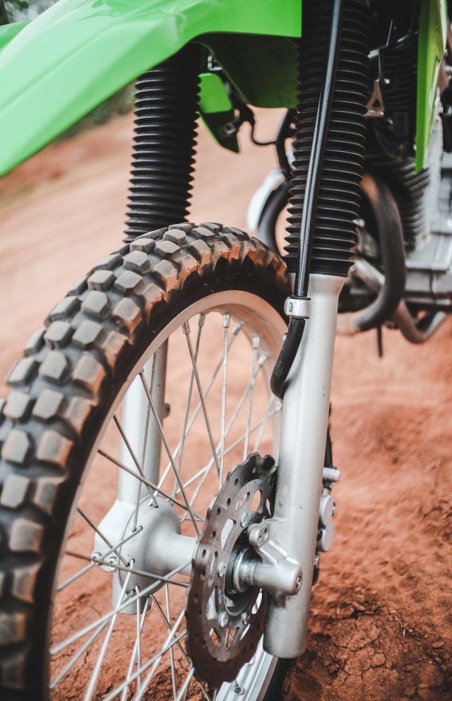 Suspensi depan Kawasaki KLX 230. Foto: Bangkit Jaya Putra/kumparan