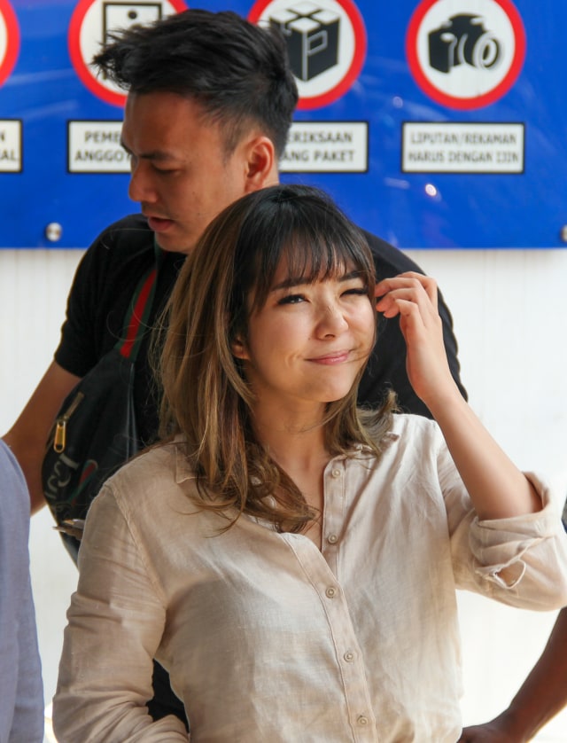 Artis Gisella Anastasia saat mendatangi Polda Metro Jaya, Jakarta, untuk melaporkan kasus video porno diduga mirip dirinya, Jumat (25/10/2019). Foto: Nugroho Sejati/kumparan