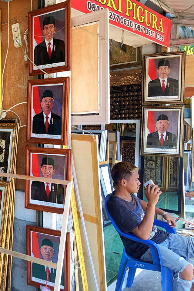 Foto presiden dan wakil presiden berjajar di pusat pigura di Jalan Colombo, Depok, Kabupaten Sleman. Foto: Arfiansyah Panji Purnandaru/kumparan