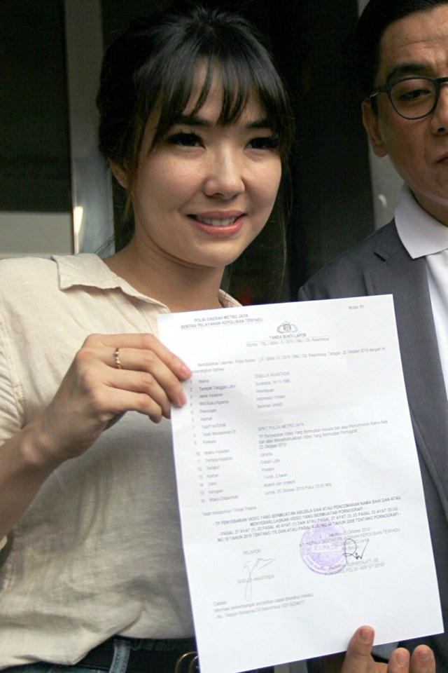 Artis Gisella Anastasia memberikan keterangan pers usai melaporkan kasus video porno mirip dirinya di Polda Metro Jaya, Jakarta, Jumat (25/10/2019). Foto: Nugroho Sejati/kumparan