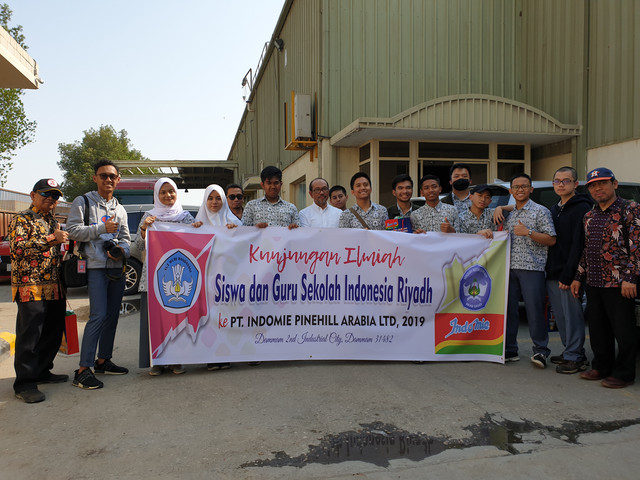 Foto 1: Foto Bersama Pimpinan Pinehill Arabia Food Limited Ltd Bersama Siswa dan Guru Sekolah Indonesia Riyadh