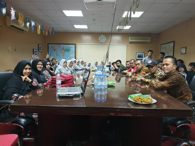 Foto 2: Peserta Kunjungan Ilmiah Sekolah Indonesia Riyadh Memperhatikan Presentasi Proses Produksi Indomie