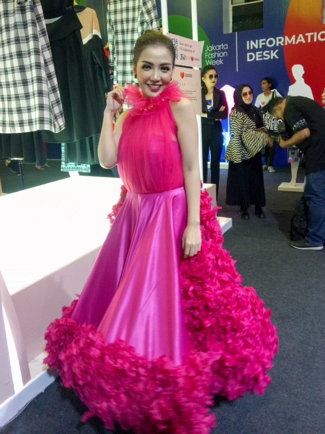 Bella Shofie menghadiri acara Jakarta Fashion Week 2020, di Senayan City, Jakarta Pusat, Jumat (25/10/2019). Foto: D.N Mustika Sari/kumparan